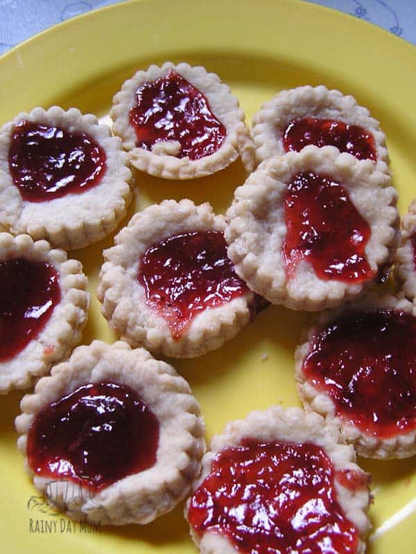 Step-by-step recipe for making some delicious Jam Tarts to go with the classic nursery rhyme Queen of Hearts. Perfect for cooking with kids as young as toddlers.