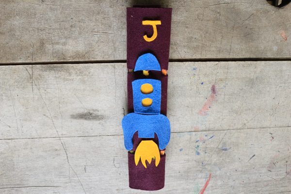 An easy to make and decorate with your child no sew pencil roll from felt. This is a great project to make with your child for back to school!