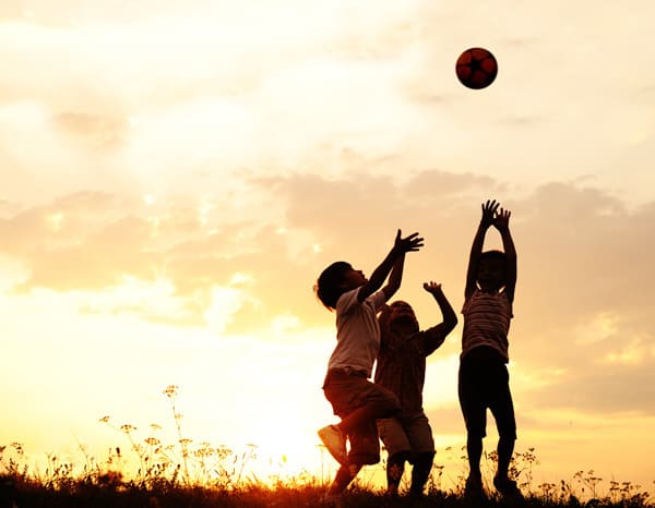 Make the most of the lighter summer evenings and the cooler temperatures and spend quality time with these five simple activity ideas for family fun with young kids.
