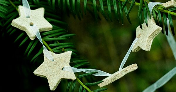 Create simple and beautiful decorations for the home with this Christmas scented salt dough recipe and star garland idea to use them.