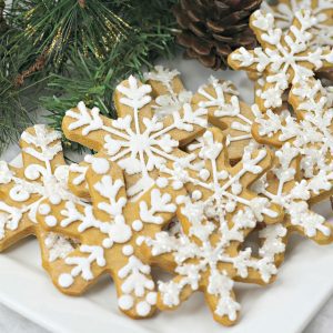 Simple recipe to make gingerbread snowflake cookies perfect to cook with kids and make edible gifts for friends and family this holiday season.