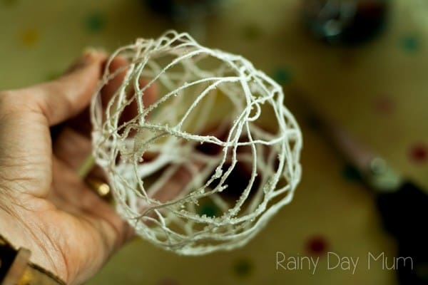 DIY Crystal Snowballs - yarn wrapped ornaments with a natural sparkle that you or the kids could make this Christmas to decorate the tree or home.