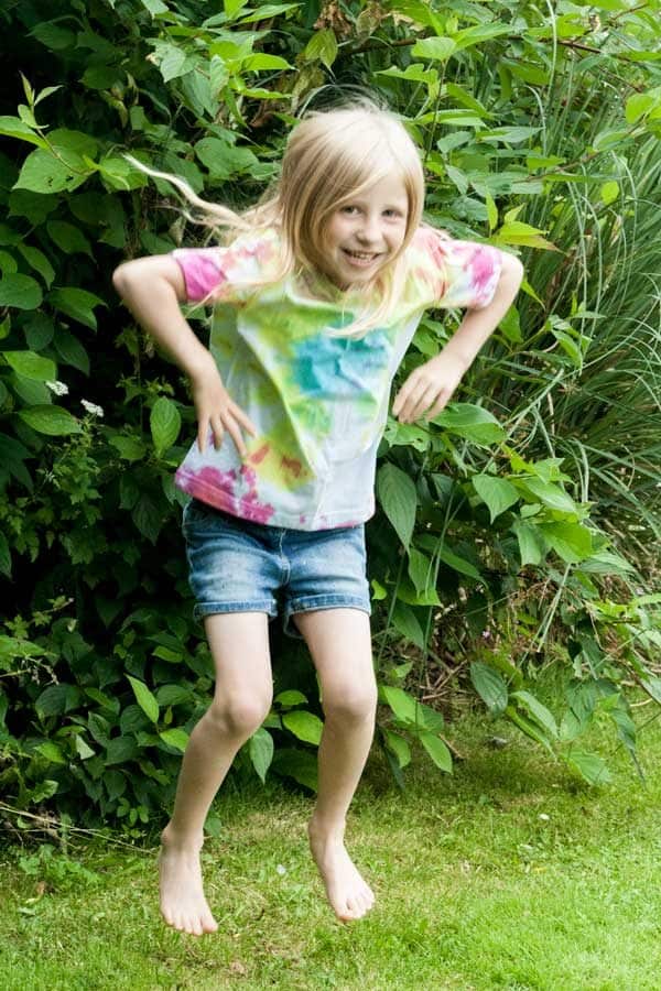 Fun summer craft to do with kids - create your own Tie Dye T-Shirts with this full tutorial including suggestions for different final patterns and top tips.