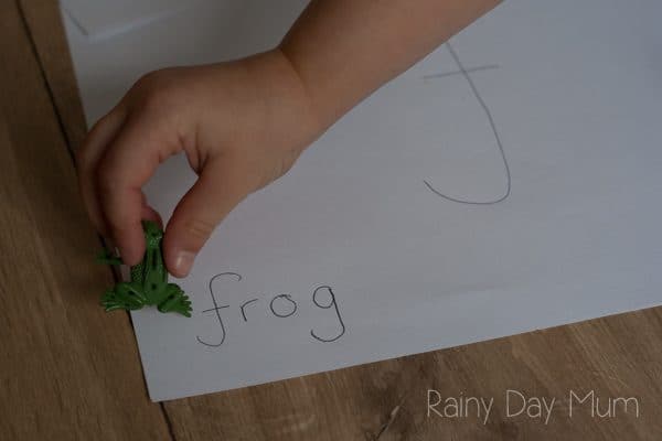 Simple and easy to set up farm animal beginning sounds activity for toddlers and preschoolers and free bingo game to play together as well.