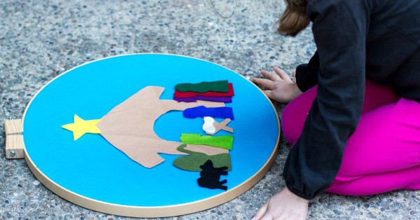Simple and easy to make Nativity Story Felt Board that children can use to retell The Christmas Story an ideal advent activity for children this Christmas.