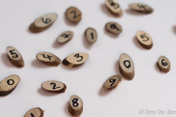 Make your own Wood Slice Maths Manipulatives and play this fun number game with preschoolers helping them with counting and recognition of numbers.