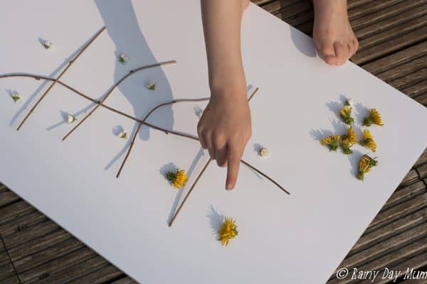 Take the learning outside this spring with this garden flower ten frame, for some simple hands-on maths for preschoolers and early years.