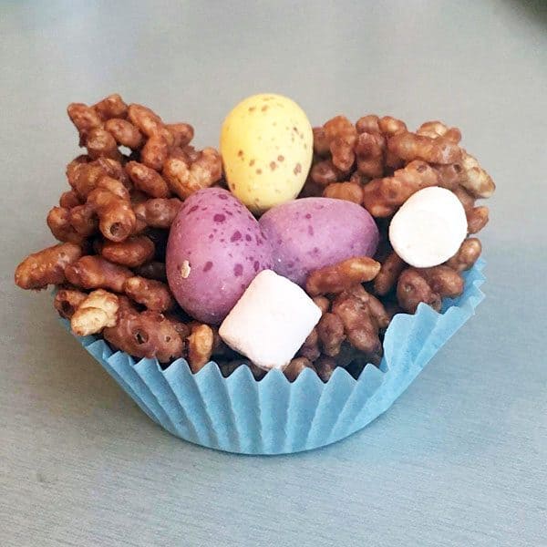 Simple no-bake recipe for spring chocolate nests to cook with kids. An ideal recipe to make with children from toddlers up and a delicious snack to enjoy