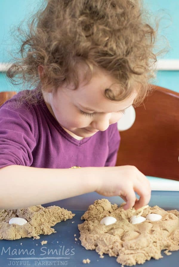 Quick and easy to set up sensory bin for preschoolers to explore, learn and use for retelling favourite ocean-themed storybooks.