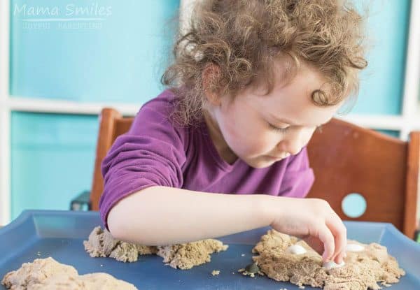 Quick and easy to set up sensory bin for preschoolers to explore, learn and use for retelling favourite ocean-themed storybooks.