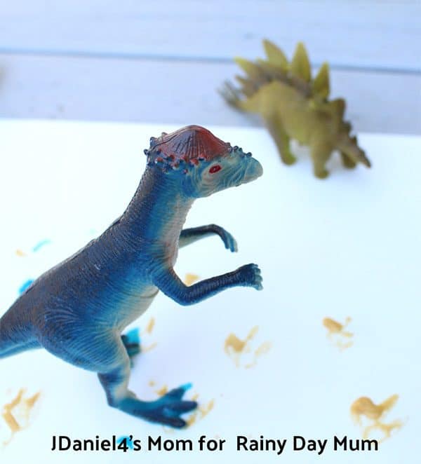 Dinosaur themed process art project ideal for early years or preschoolers. Get your dinosaurs dancing to create abstract art.