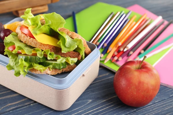 Make sure that your kids don't get hungry this school year with these delicious back to school lunch box ideas that you can prepare ahead of time. Perfect for busy mums to make.