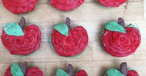Easy to decorate Apple Cupcakes ideal for school treats, end of school parties or back to school for the kids. Full Step by Step instructions.