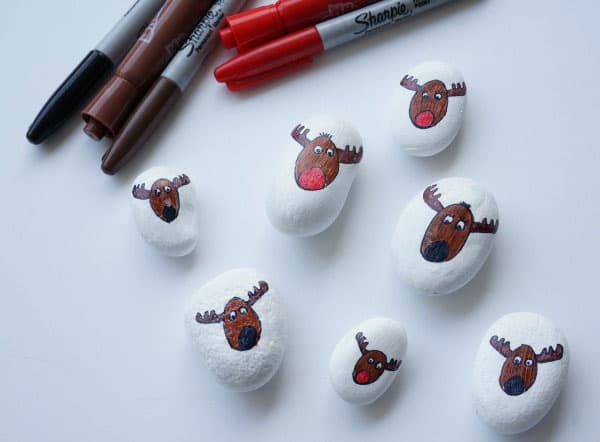 Make and play your own Christmas Reindeer Game with this DIY Tic Tac Toe Game for Rudolph the Red-Nosed Reindeer vs the Reindeers.