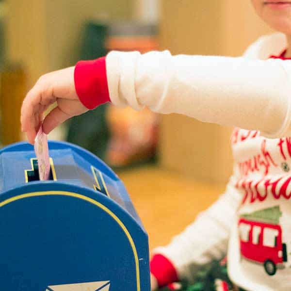 Read and play with this Christmas themed early literacy role-play activity based on the classic British Christmas book The Jolly Christmas Postman.