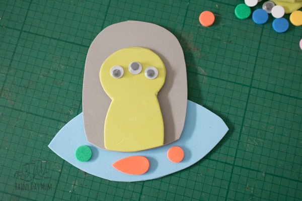 Make your own resources for singing this popular counting rhyme for toddlers and preschoolers with this step-by-step guide to creating your own Five Little Men in Their Flying Saucers Puppets. Ideal for Circle Time or Sing Along with your children.