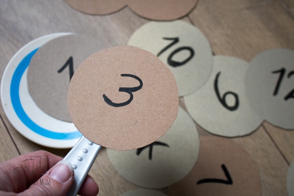 Easy to make and set up number game for toddlers and preschoolers based on the book If You Give a Pig a Pancake by Laura Numeroff and ideal for Pancake Day activities. 