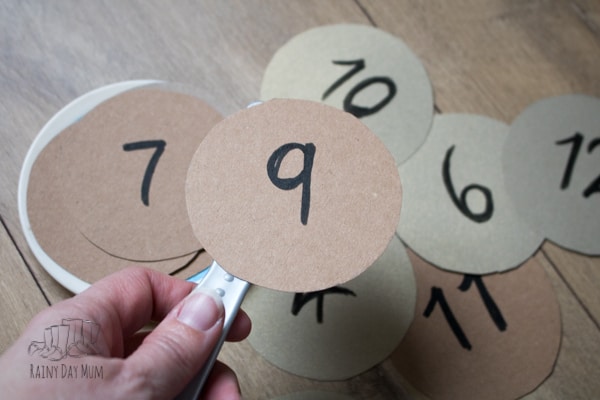 Easy to make and set up number game for toddlers and preschoolers based on the book If You Give a Pig a Pancake by Laura Numeroff and ideal for Pancake Day activities. 