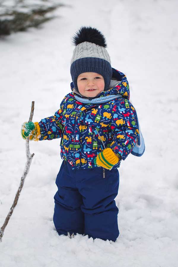Snow and Ice outside then head out with your kids and give some of these simple no fuss fun outdoor winter activities a try. Perfect January and February activities for toddlers and preschoolers for when those temperatures drop.