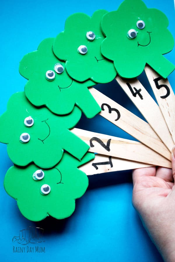 Celebrate St Patrick's Day with this fun children's rhyme to sing with your babies, toddlers and preschoolers. To support the rhyme create these really easy craft foam shamrock puppets as props to use whilst you sing along.