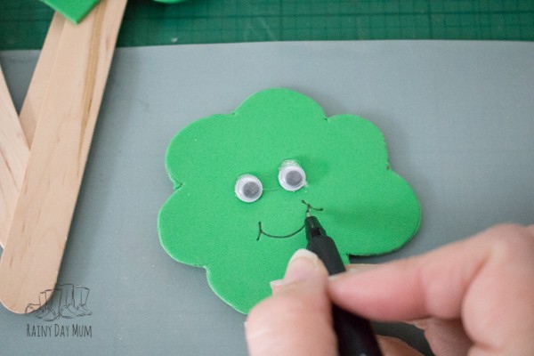Celebrate St Patrick's Day with this fun children's rhyme to sing with your babies, toddlers and preschoolers. To support the rhyme create these really easy craft foam shamrock puppets as props to use whilst you sing along.