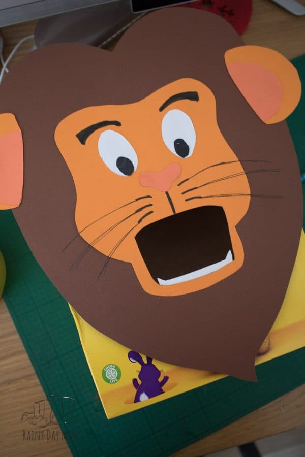 Get crafty and create this feed the lion counting and number game for toddlers and preschoolers. Ideal for those little ones that love to post. This game is ideal for a Zoo Theme or Jungle theme and includes extensions and variations using the same lion for more learning opportunities.