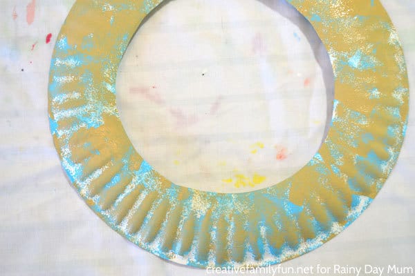 using sponges to paint a paper plate wreath for kids to make