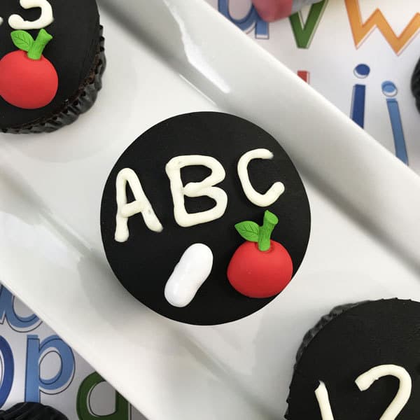 Easy to make even with no cake decorating skills chalkboard cupcakes for back to school
