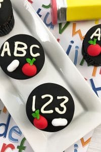 Easy to make and decorate chalkboard cupcakes step by step instructions and recipe. Perfect for teacher gifts and back to school parties.