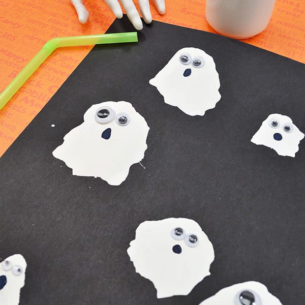 Easy to make straw blown ghost craft ideal for toddlers and preschoolers to make this Halloween for fun or to cut out and use as decorations. 