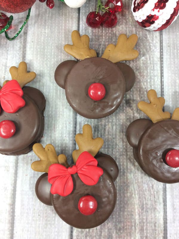 These cute Reindeer and Rudolph Oreos are easy to put together and ideal for Kids Christmas Parties. With no baking, you can put together a delicious cookie that everyone will enjoy.