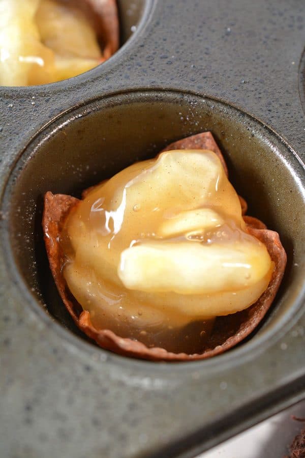 filling bake wonton wrapped with apple pie filling to create simple bite-sized desserts for parties and families