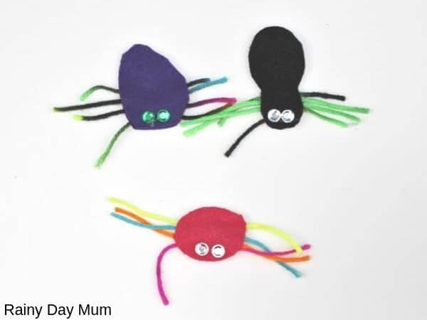 simple no sew spiders that toddlers and preschoolers can use for play ideas