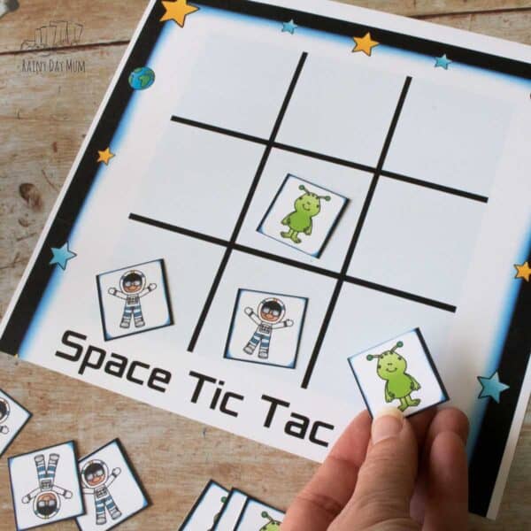 alien vs astronaut tic tac toe free printable game for toddlers and preschoolers